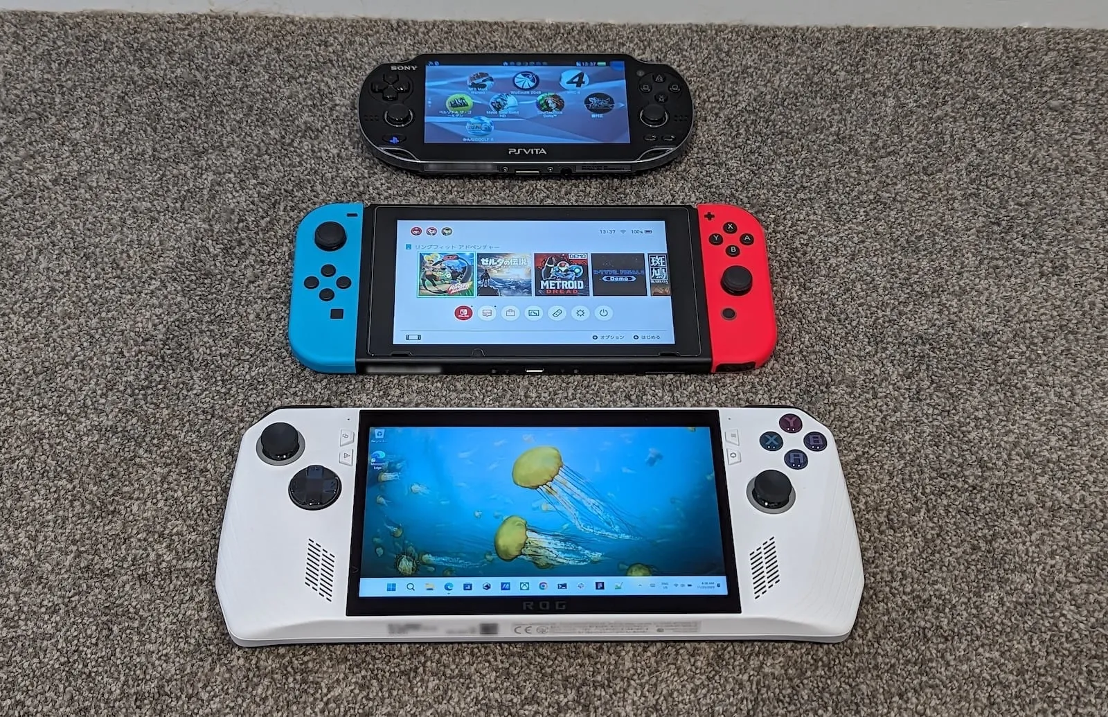 写真 : お約束の Nintendo Switch などとの比較